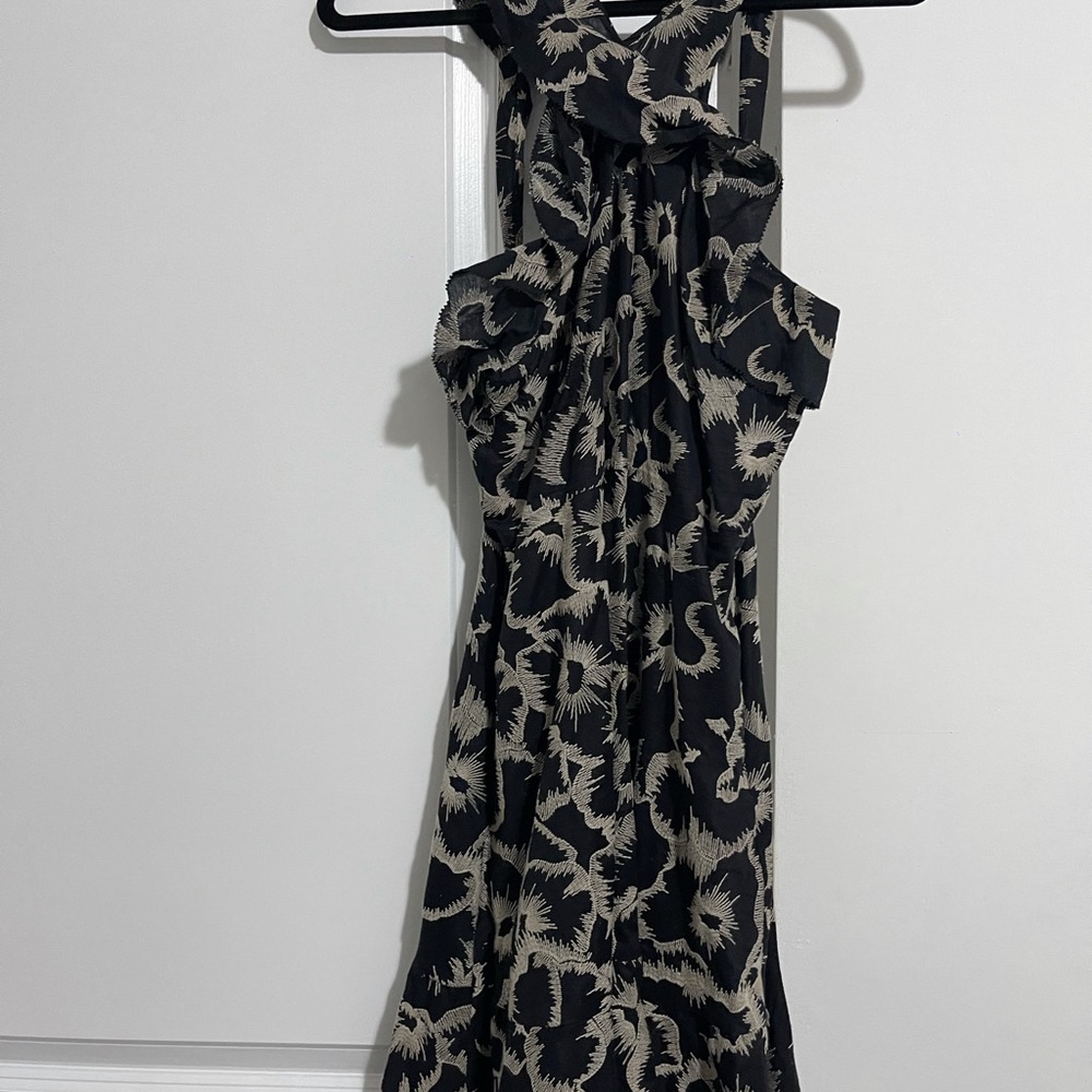 Banana Republic dress right above knees. Spring/summer chic dress